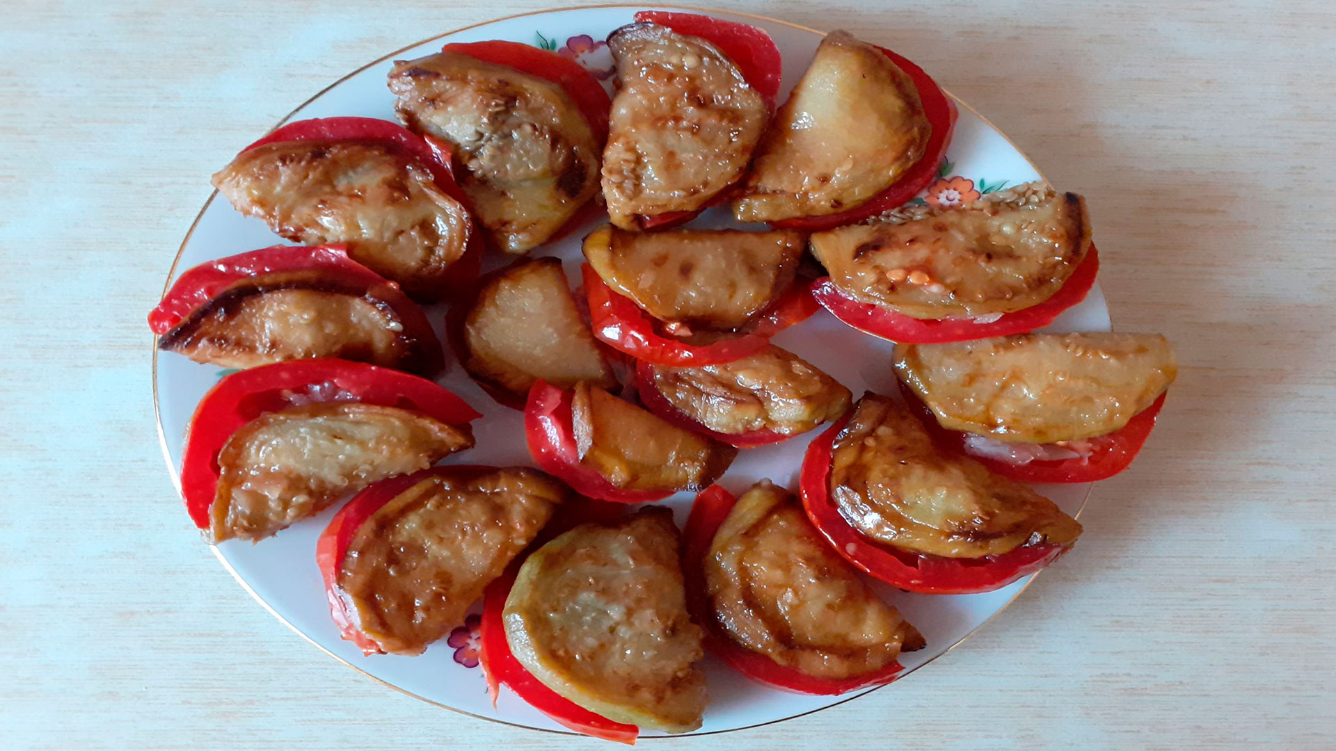 Как вкусно приготовить холодную закуску из жареных баклажан и помидоров с чесноком | Пошаговый рецепт с фотографиями
