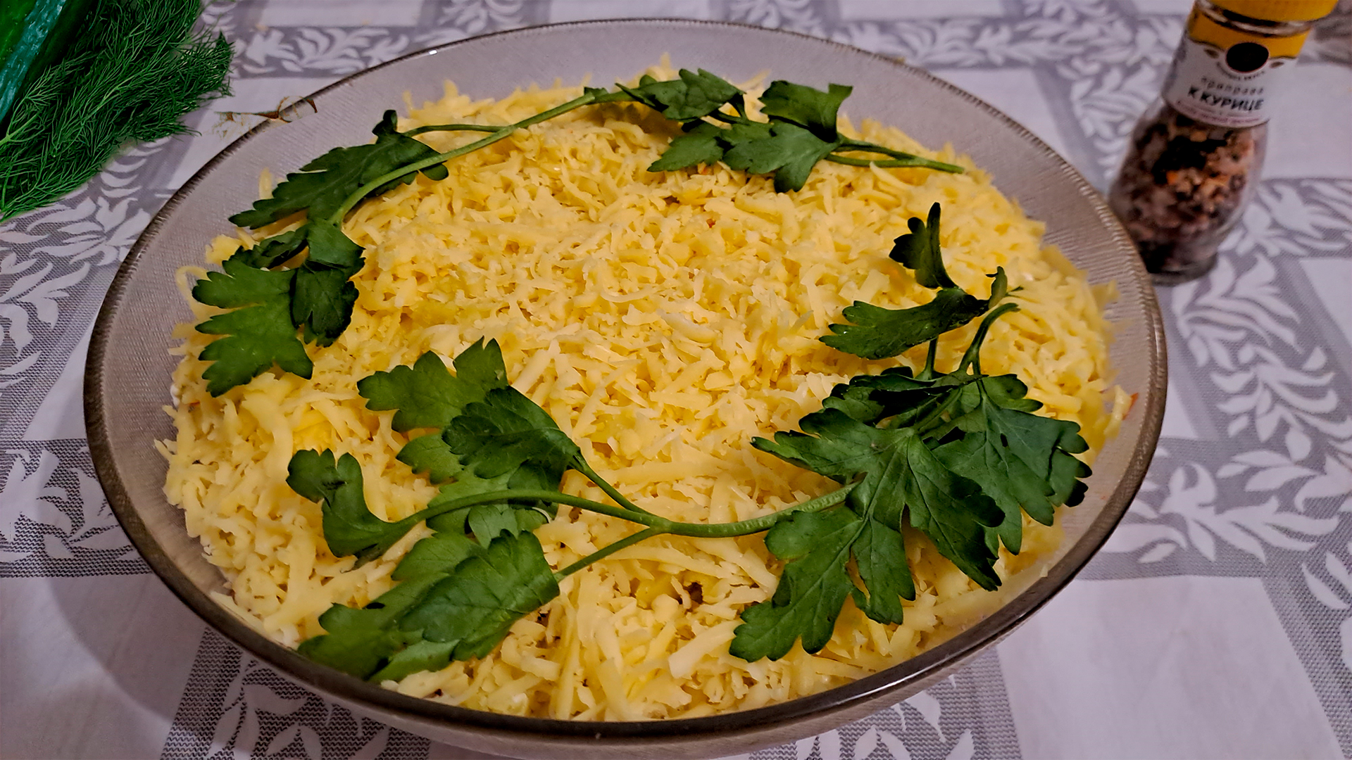 Нежный слоеный салат с курицей, картошкой и сыром: пошаговый рецепт с фото