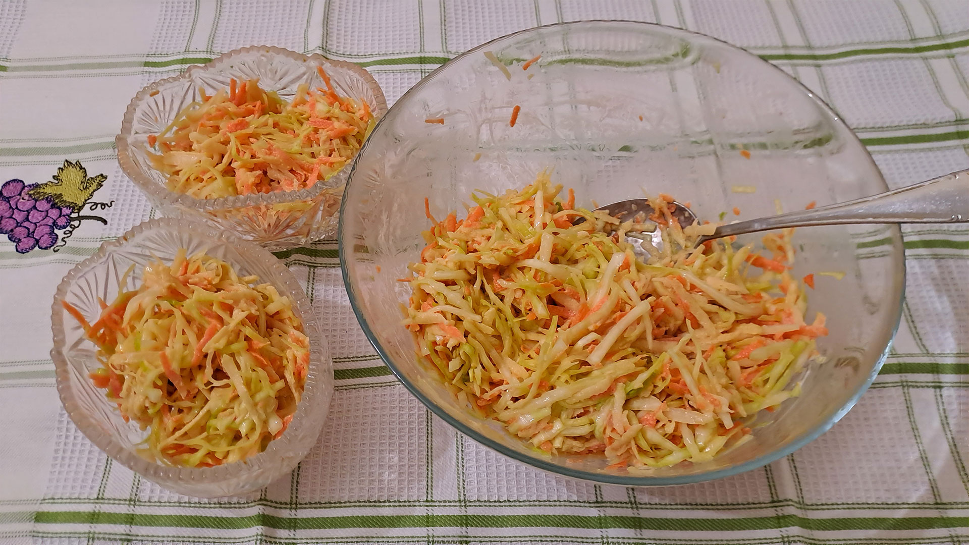 Витаминный салат из капусты с морковью и яблоком: пошаговый рецепт с фото